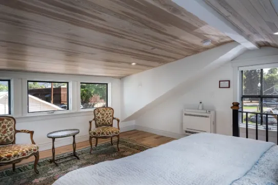Charming Loft Bedroom Cottage in Downtown White, 1 block away from everything