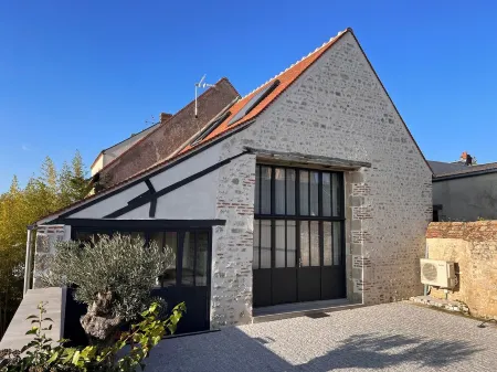 Converted barn with superb canal views