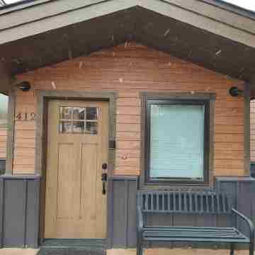 Downtown Park and Rec Center. Pool/gym/hot tub 1 block away. Hotel Exterior