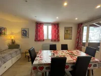 Fully renovated duplex apartment at the foot of the slopes.