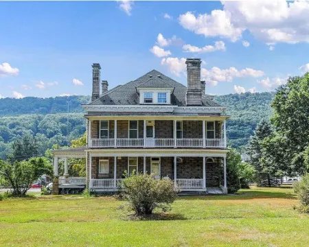 Make Memories: Mountain View Grand 6Br 3BA LaVale Home, 15 Min to Rocky Gap Hoteles en La Vale