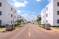 Cozy 2-BR Aprt with Pool, Gym at Tatu City 키암부 호텔