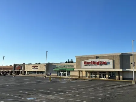 Beautiful home minutes to shopping center, mall and College of Holy Cross.