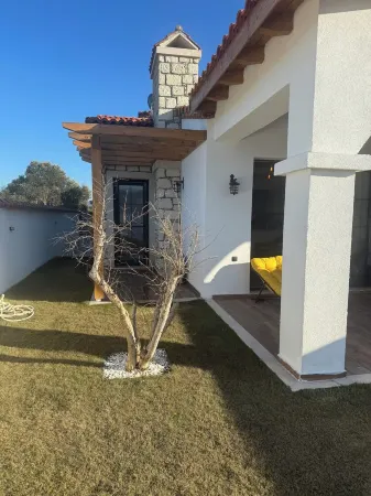 2-bedroom villa in charming Uzunkuyu urla with private pool AC, WiFi brand new Отели в г. Uzunkuyu Mahallesi