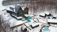Wildwood Hot Tub + Indoor/Outdoor Pool + Sauna + Game Room Hotels in Oro-Medonte