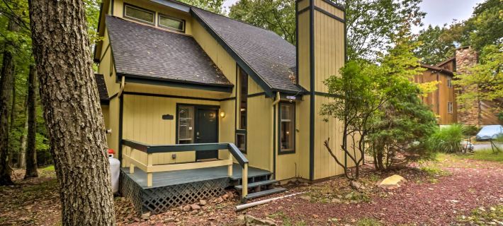 Hot Tub + Game Room: Peaceful Poconos Home! Hotels in Carbon County
