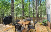 Woodsy Cottage in Downtown