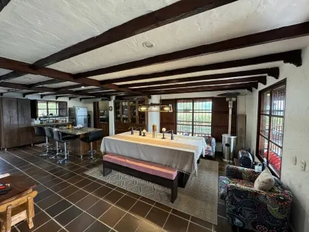 Spacious 3-bdr Colonial property in Guarne-20 min from airport Jose Maria Cordv Отели в г. Гуарне