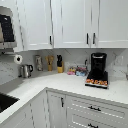 Private apt, king bed, laundry inside