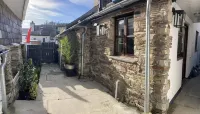 Beautiful 1 bed cottage with courtyard garden a stones throw from the river Hotels in Newton and Noss