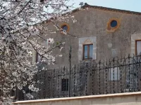 Accommodation in a winery, surrounded by biodynamic vineyards! Hotels in Alt Penedès