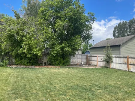 Updated country home sleeps 8 firepit mountain view close to Hyrum Reservoir