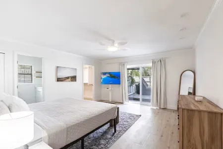 3 BR -RESORT LIKE VILLA MINS FROM SIESTA KEY- POOL & HOTTUB