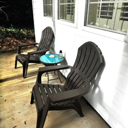 Cottage next to historical home in Lake Oswego
