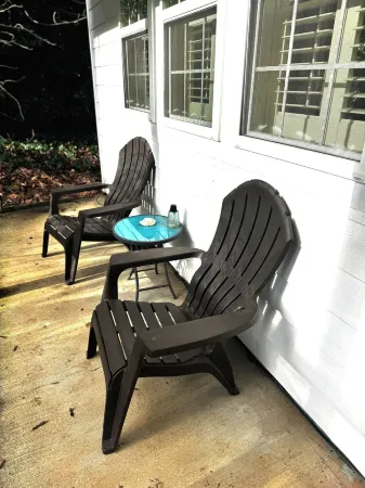 Cottage next to historical home in Lake Oswego Отели рядом с достопримечательностью «Лейк-Освего Сениор Хай Скул»