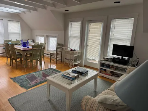 Cozy 2-bedroom condo in Watch Hill