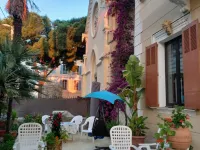 2 rooms in the town center, equipped, tourist port, beaches, shops, private car parks. Hotels in Vallauris