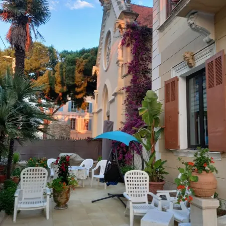 2 rooms in the town center, equipped, tourist port, beaches, shops, private car parks.