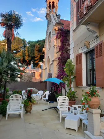 2 rooms in the town center, equipped, tourist port, beaches, shops, private car parks.