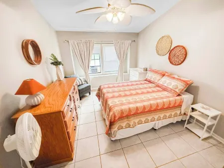 3-bedroom Beach & Golf Getaway: Family Home, Pool Отели в г. Калабаш