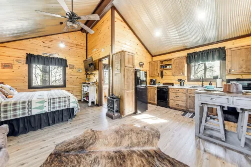 'bluebird Treehouse' Near Kiamichi Mtns w/ Hot Tub - Apartments