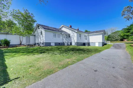 Main Street Home 1 Mile to Callaway Gardens Отели рядом с достопримечательностью «Каллауэй Бразерс Азалея Боул»