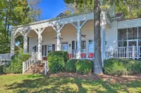 Lakefront Paradise w/ Fire Pit - Dogs Welcome! - 3 tähden