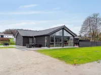 "Clare" - 100m from the Sea Hotel a Sjolund