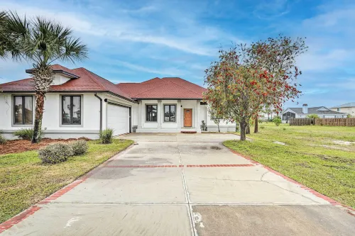 Mexico Beach Retreat w/ Grill & Private Pool! - parking