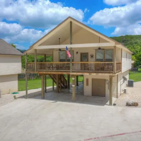 Let's Go Tubing! Awesome House-Next to River!
