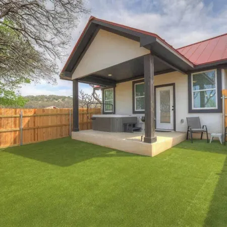 Modern Casita with Hot Tub Six Minutes from Main Street