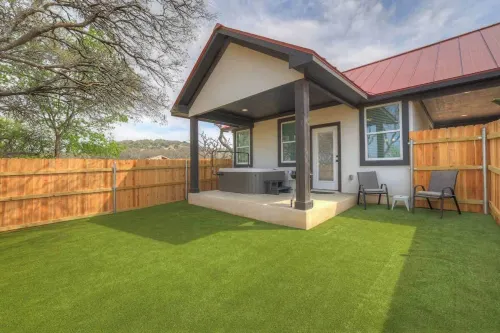 距主街六分鐘的現代小屋帶熱水浴缸