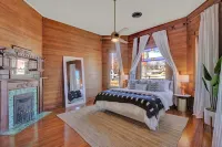 Gorgeous Home 1 Blk from Main with Hot Tub & Fire Pit! Hotels in Fredericksburg