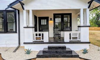 Brand New Private Pool and Hot-Tub Near Main!