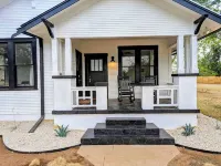Brand New Private Pool and Hot-Tub Near Main!