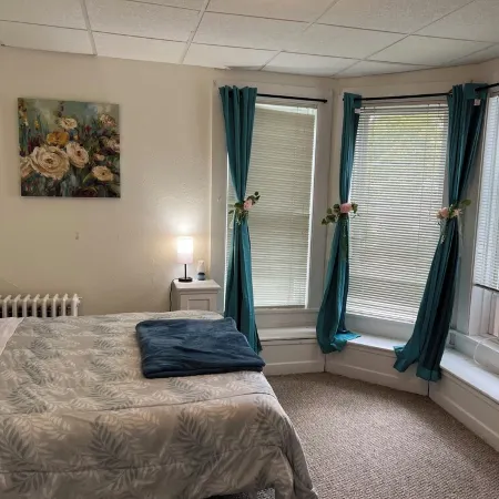 Charming 3-bedroom townhome with WiFi, in central location in Potsdam Village
