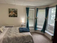 Charming 3-bedroom townhome with WiFi, in central location in Potsdam Village