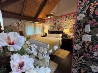 Hawaiian Chic Crater Retreat- a tropical jungle escape in a secluded crater