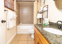 Beautiful Resort Condo with 2 Pools, Hot tub, Tiki Bar & Restaurant