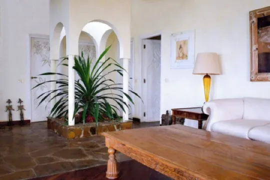 Elegant beach front apartment, pool, daily housekeeping, fast speed wi-fi