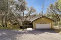 4000 sq ft Lakeside Escape Near Yosemite With Private Dock and Lake Access