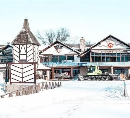 Modern 4 bed Lake House Steps from Browns Lake w. Arcade Room + Private Beach