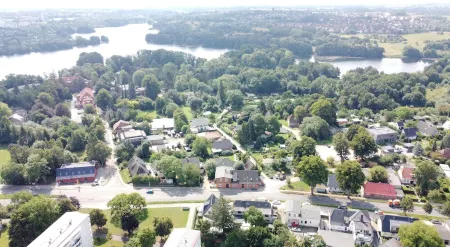 Large loft apartment, private entrance, e-charging station and free parking space Отели в г. Шверин