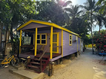 Gumbo Limbo - Go Slow Cabana, Steps from the Ocean, Free Bikes, Free WiFi Отели рядом с достопримечательностью «Сплит»