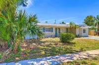 Merritt Island Oasis w/ Pool ~ 7 Mi to Beach! - parkir