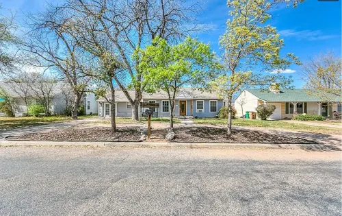 Spacious 2 Master Suites On Live Oak Street