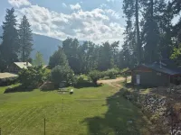 Family friendly 2 bdrm/ 3 bed  home mins from sandy beaches and downtown Nelson!