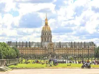 Elegant Home close to the Eiffel Tower โรงแรมใกล้เลแซงวาลิดส์