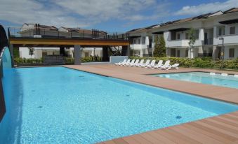 Modern Flat with Big Swimming Pool and Balcony