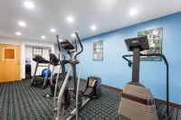 Days Inn & Suites by Wyndham Bloomington/Normal IL - Gym